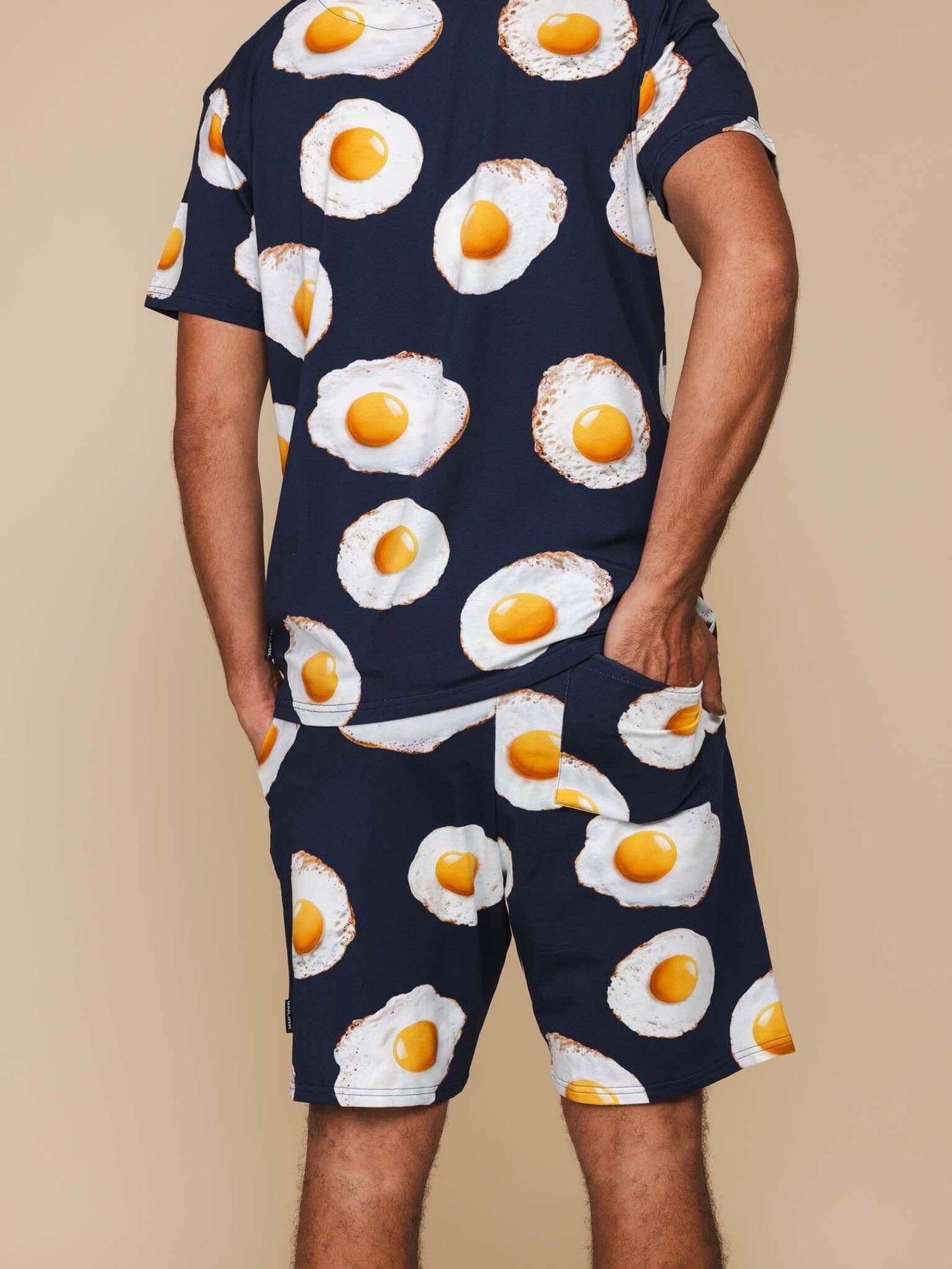 SNURK Eggs Navy Shorts Heren met spiegeleitjesprint, relaxte fit en diepe zakken.
