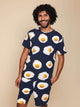 SNURK Eggs Navy Shorts Heren met vrolijke spiegeleitjesprint en relaxte fit, perfect voor elke gelegenheid.