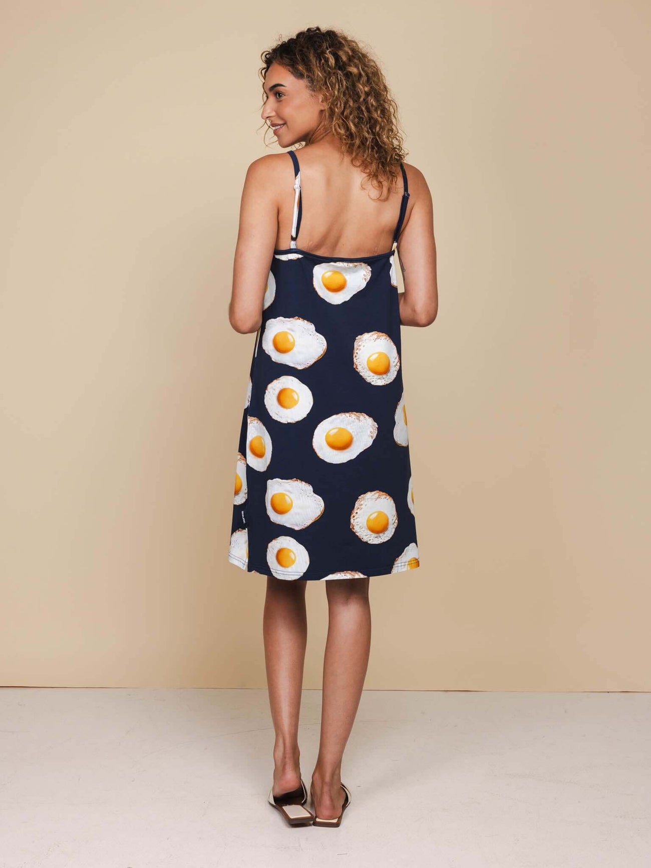 SNURK Eggs Navy Strap Dress Dames achterkant met spaghettibandjes en print van spiegeleitjes.