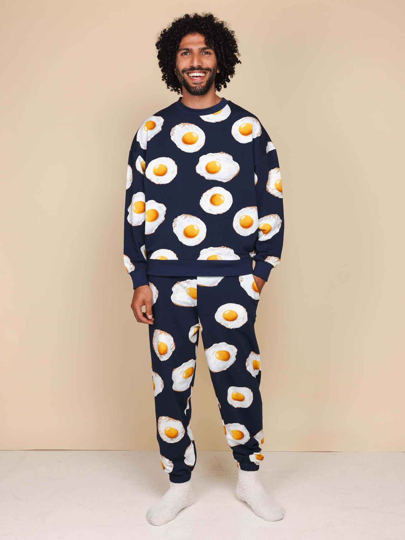 SNURK Eggs Navy Sweater Heren met spiegeleitjes op een man, comfortabel en stijlvol.
