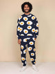 SNURK Eggs Navy Sweater Heren met spiegeleitjes op een man, comfortabel en stijlvol.