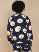 SNURK Eggs Navy Sweater Heren met spiegeleitjes op de achterkant, comfortabel en trendy.