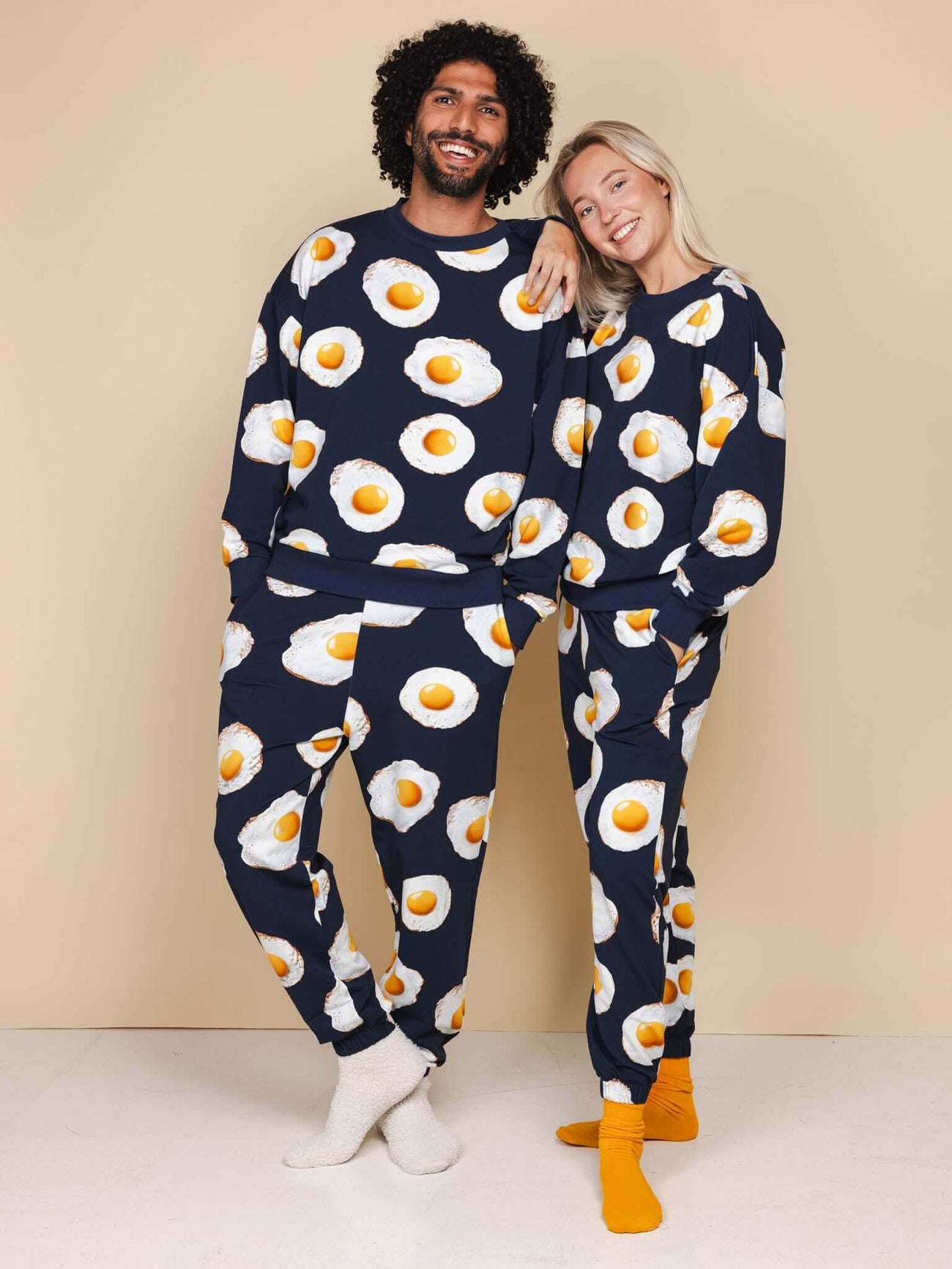 SNURK Eggs Navy Sweater Heren gepaard met spijkerbroek voor comfortabele stijl en casual gemak.