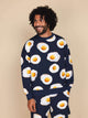 SNURK Eggs Navy Sweater Heren, comfortabele sweater met spiegeleitjes op een navy achtergrond.