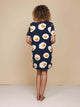 SNURK Eggs Navy T-shirt Dress Dames van achteren met spiegeleitjesprint op een navy achtergrond.