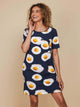 SNURK Eggs Navy T-shirt Dress Dames met spiegeleitjesprint en relaxte pasvorm.