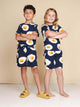 Kinderen in SNURK Eggs Navy T-shirt Kids met spiegeleitjes. Zacht en GOTS-gecertificeerd, ideaal voor bed en school.
