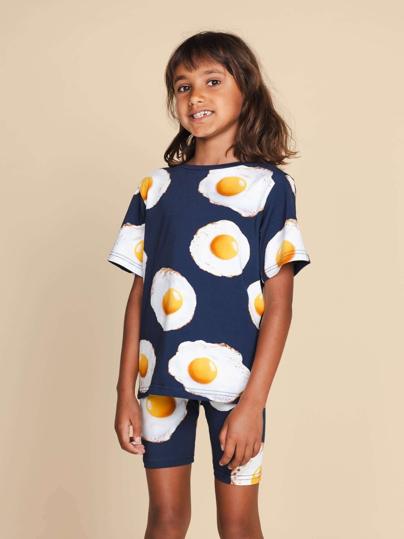 SNURK Eggs Navy T-shirt Kids met spiegeleitjes, perfect voor kinderen, gemaakt van zachte biologische katoen.
