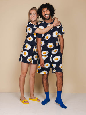 SNURK Eggs Navy T-shirt Unisex met model in comfortabele outfit met spiegeleitjes.