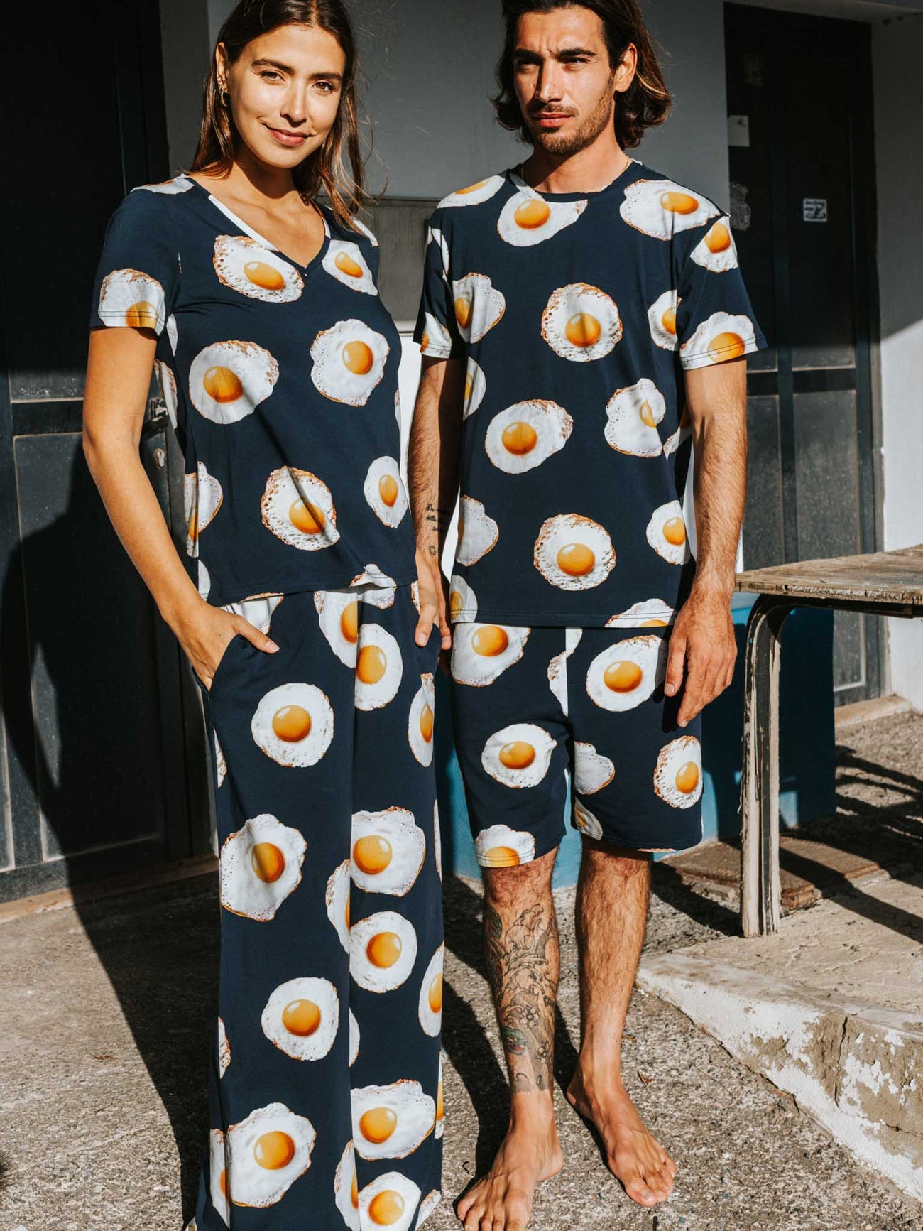 SNURK Eggs Navy T-shirt Unisex gedragen door vrouw en man met spiegeleitjesprint