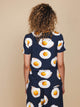 Vrouwelijke model met SNURK Eggs Navy V-Neck T-shirt Dames met spiegeleitjes prints aan de achterkant.