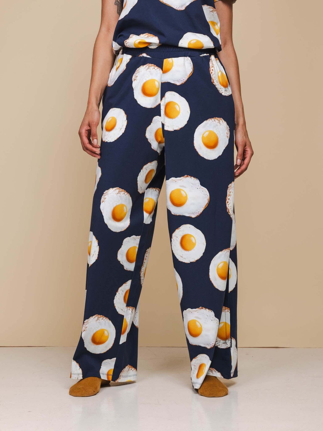 SNURK Eggs Navy Wijde Broek Dames met spiegeleitjesmotief en wijde pijpen