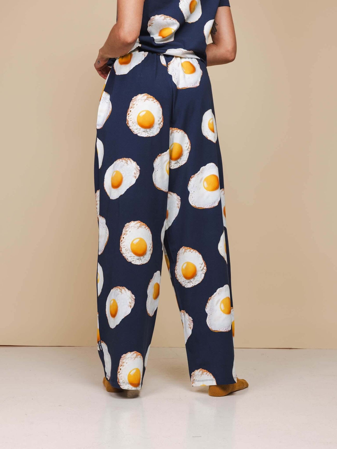SNURK Eggs Navy Wijde Broek Dames met spiegeleitjes, stijlvolle wijde pijpen en relaxed fit.
