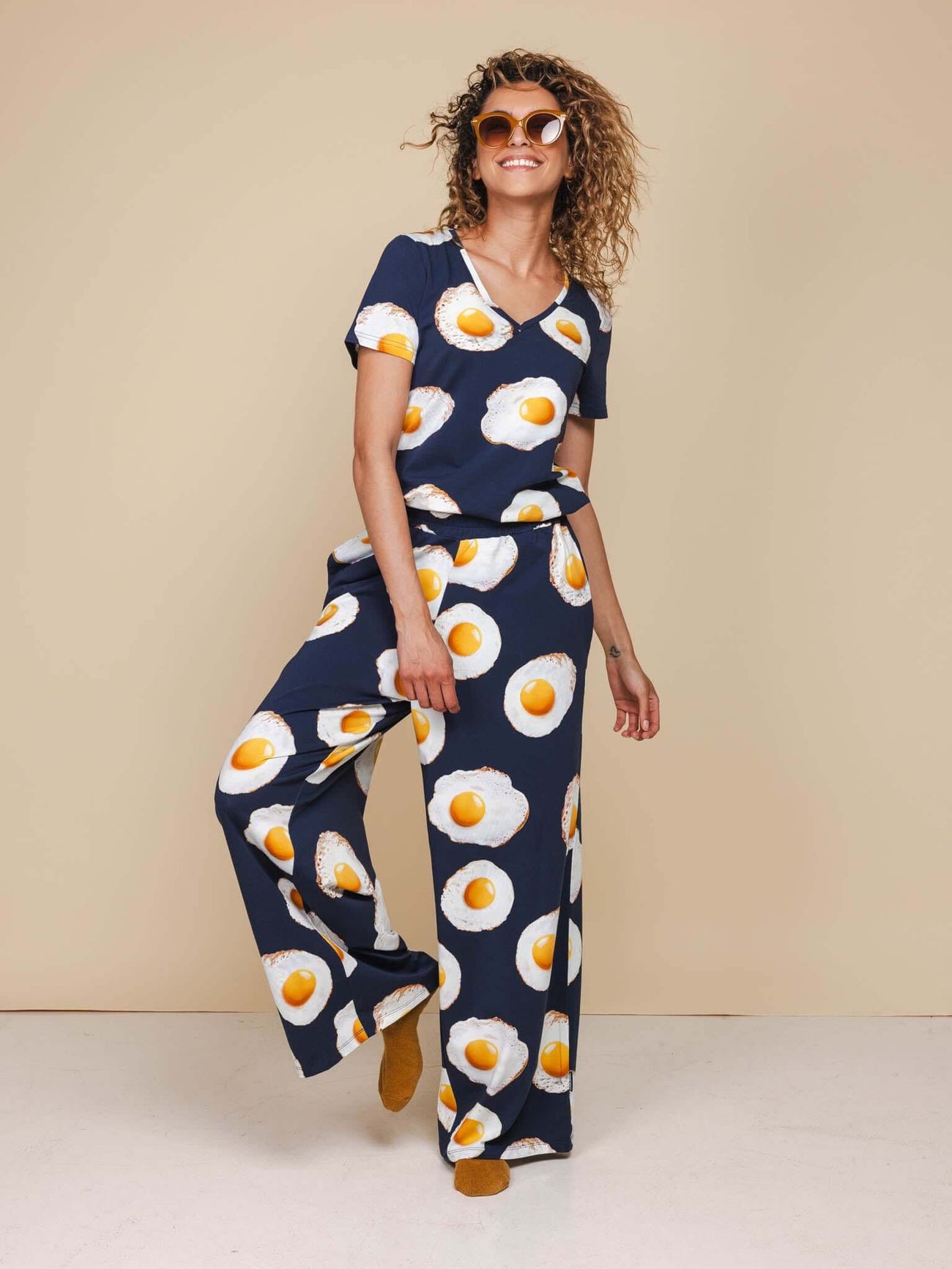 SNURK Eggs Navy Wijde Broek Dames - Relaxed fit met spiegeleitjesprint en wijde pijpen.