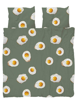 SNURK Eggs dekbedovertrek met een vrolijke eierenprint op een groene achtergrond.