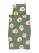 SNURK Eggs dekbedovertrek met speckende eieren op een groene achtergrond, gemaakt van 100% biologisch katoen.
