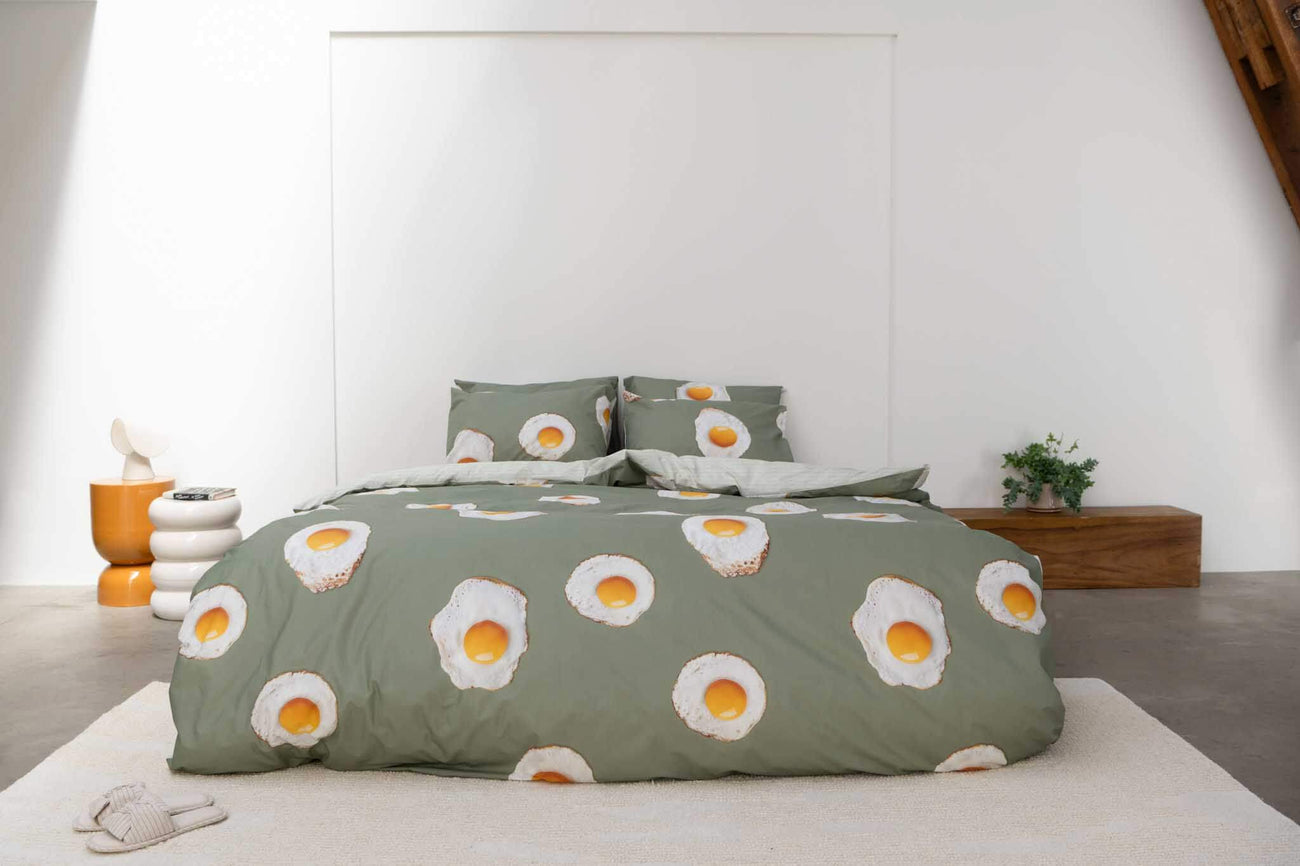 SNURK Eggs dekbedovertrek op een bed met eierenpatroon, gemaakt van 100% biologisch katoen voor duurzaamheid.