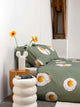 SNURK Eggs dekbedovertrek op bed met bloemen en een moderne nachttafel.