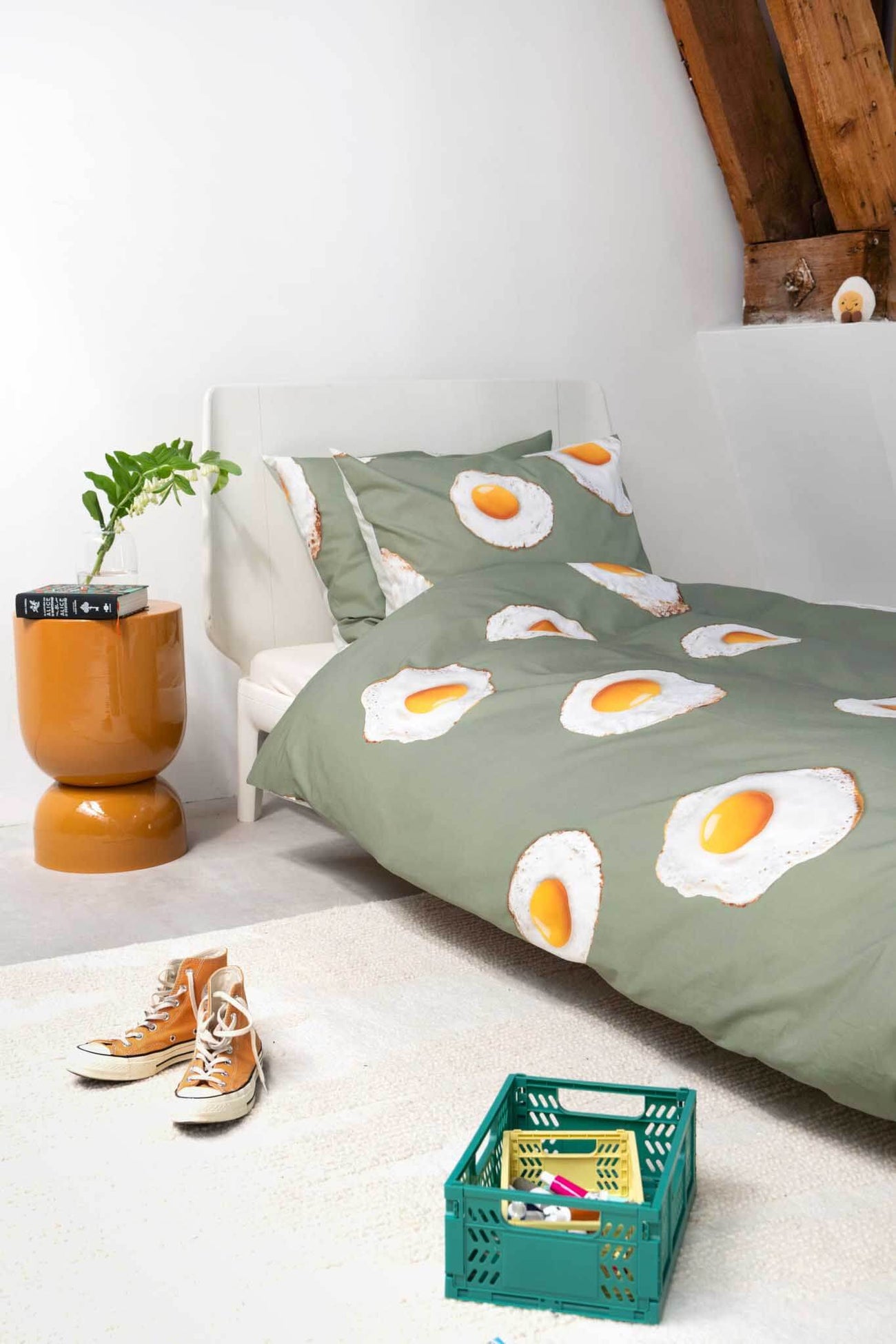SNURK Eggs dekbedovertrek met eierenprint op bed, gemaakt van 100% biologisch katoen.