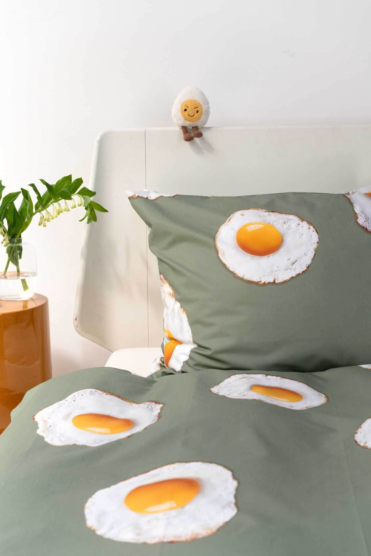 SNURK Eggs dekbedovertrek met eieren op een groene achtergrond en een schattige pop.