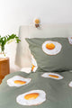 SNURK Eggs dekbedovertrek met eieren op een groene achtergrond en een schattige pop.