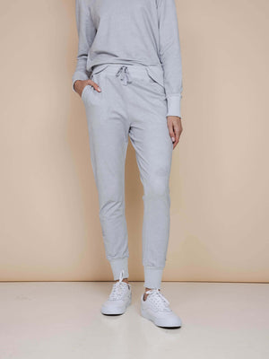 SNURK Grey Broek Regular Unisex: lichtgrijze joggingsbroek unisex met zachte stof en GOTS certificering.