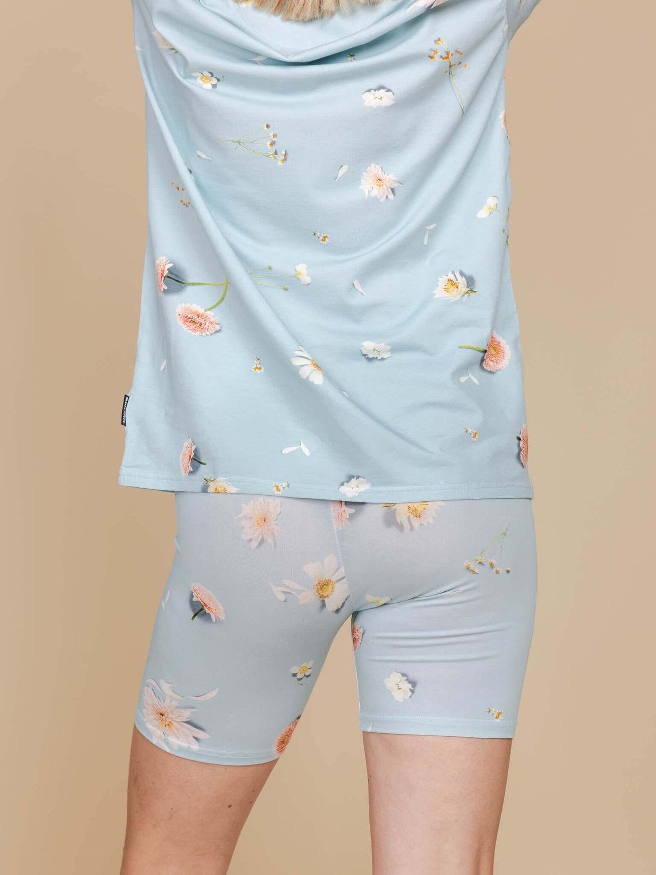SNURK Hopeless Romantic Bikershorts Women met romantische bloemenprint op een vrouwelijke model.