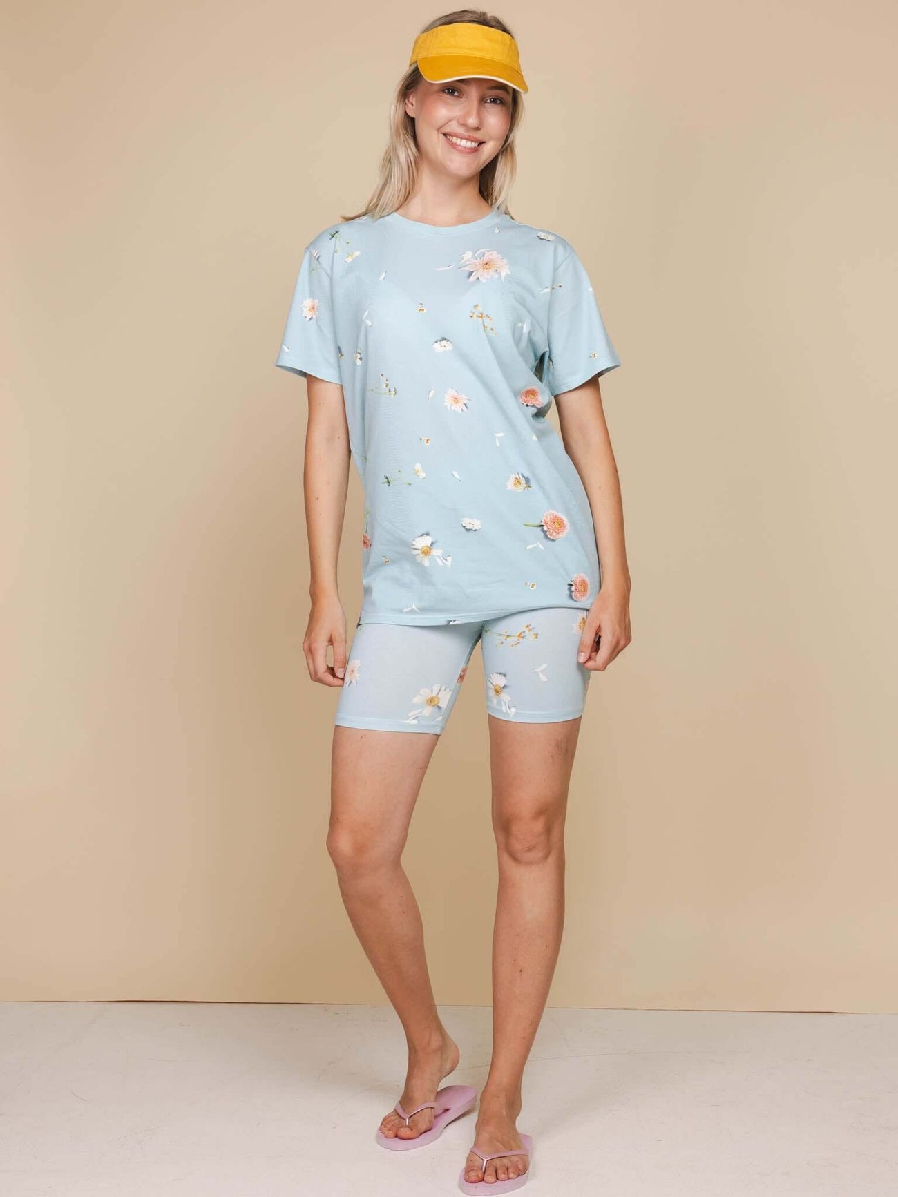 SNURK Hopeless Romantic Bikershorts Women in romantisch bloemenprint met comfortabel T-shirt en pet.