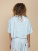 SNURK Hopeless Romantic Cropped T-Shirt Dames achterkant met bloemetjesprint op een lichte achtergrond.