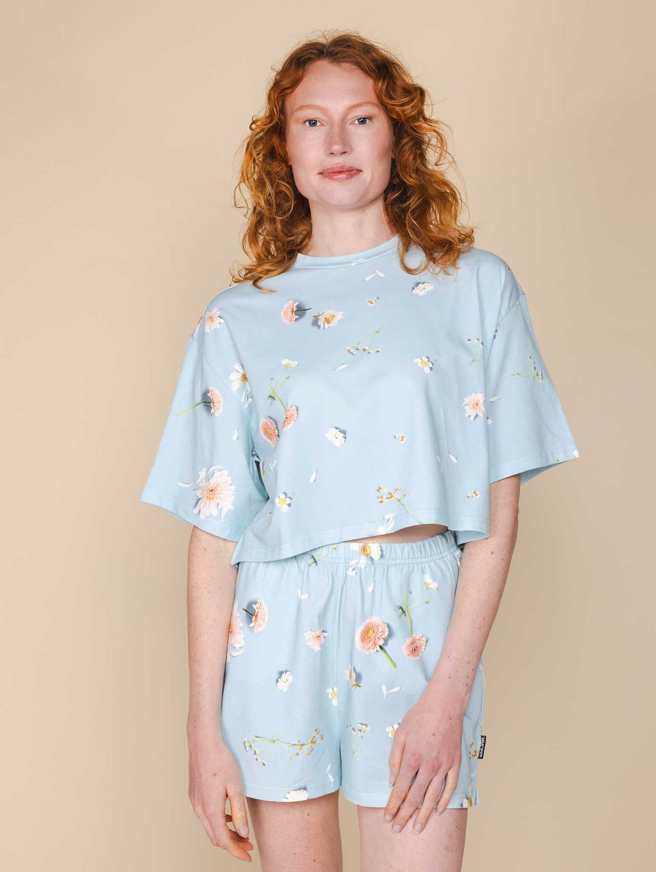 SNURK Hopeless Romantic Cropped T-Shirt Dames in lichtblauw met bloemetjesprint