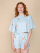 SNURK Hopeless Romantic Cropped T-Shirt Dames in lichtblauw met bloemetjesprint