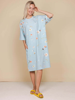 SNURK Hopeless Romantic Relaxed T-Shirt Dress One Size Dames in een romantische bloemenprint, perfect voor zomer en casual comfort.