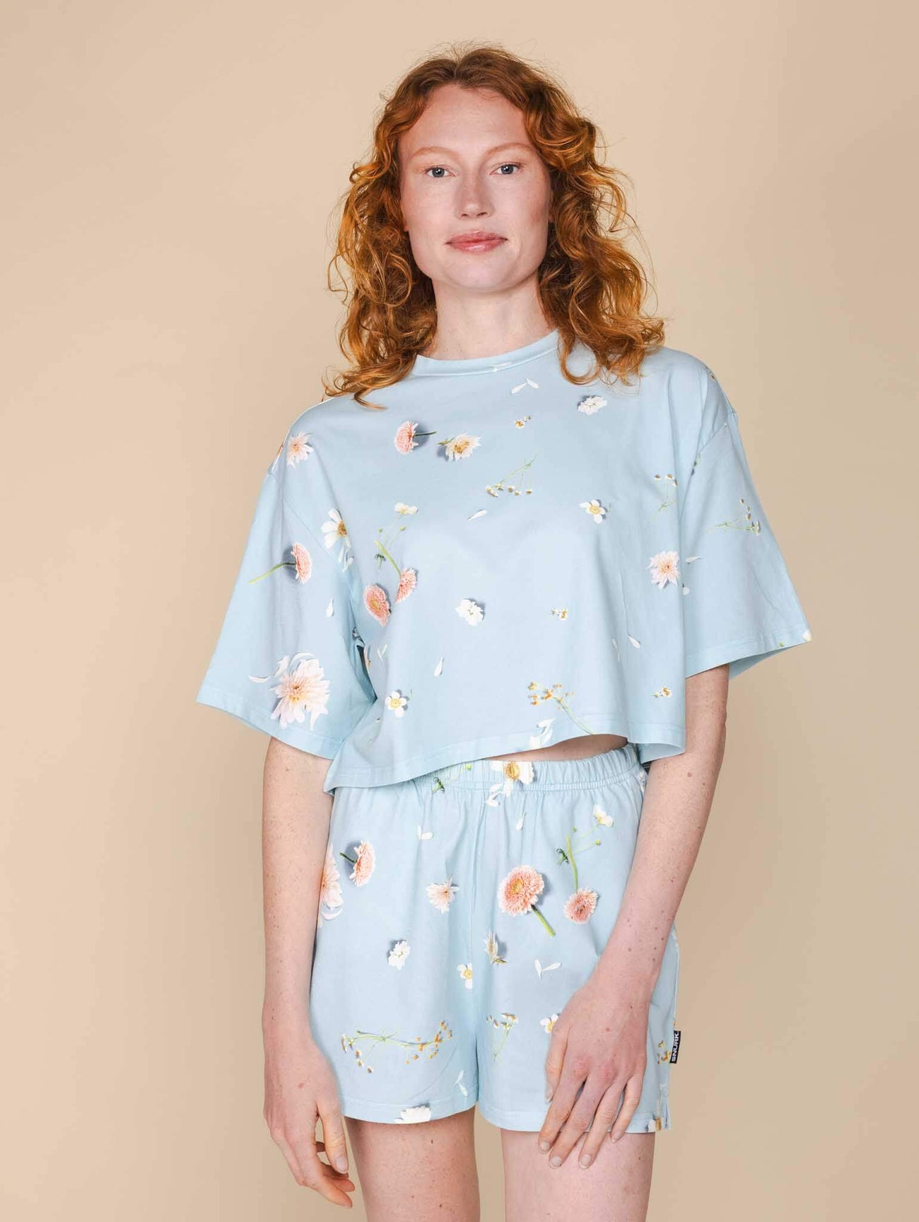 SNURK Hopeless Romantic Shorts Dames met bloemenprint, luchtig en comfortabel, perfect om in te loungen.