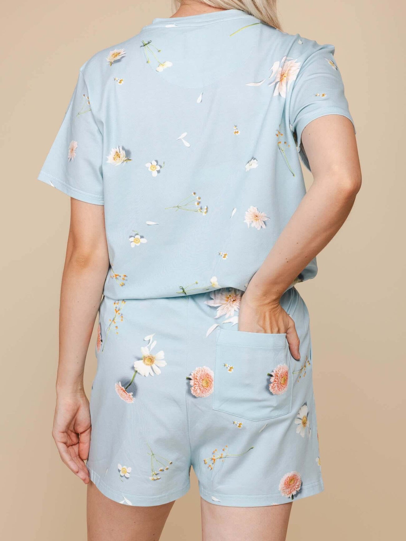 SNURK Hopeless Romantic Shorts Dames met bloemenprint en handige zakken op een luchtige achtergrond.