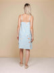 Model in de SNURK Hopeless Romantic Strap Dress Dames met romantische bloemenprint, gezien vanaf de achterkant.
