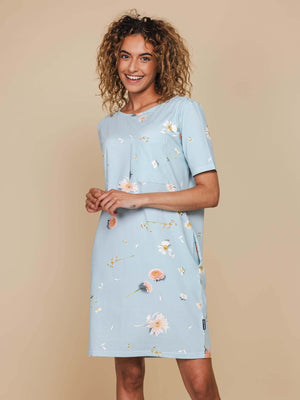 SNURK Hopeless Romantic T-shirt Dress Dames met bloemenprint in een zachte stretch katoen, model in relaxed fit.