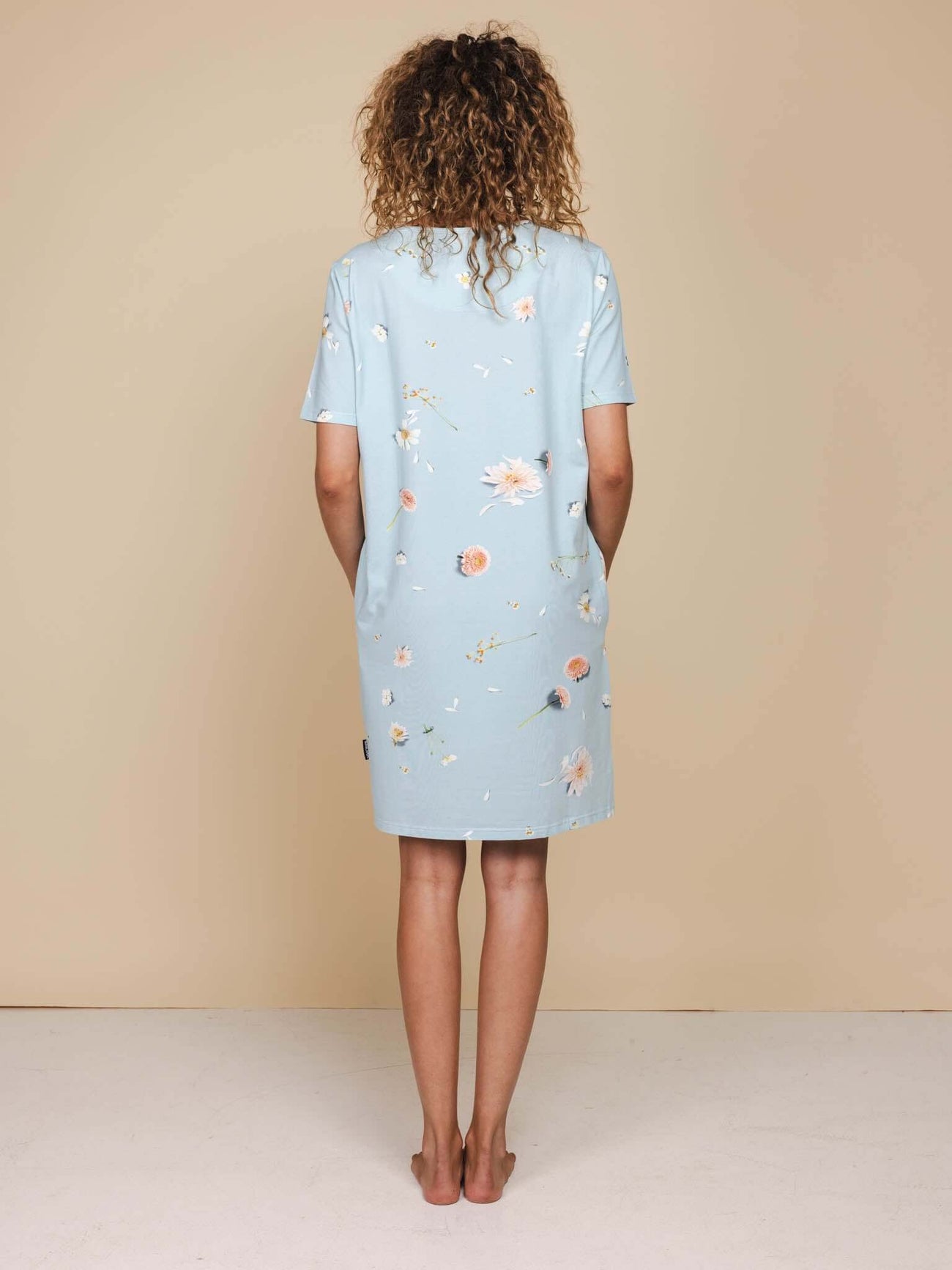 SNURK Hopeless Romantic T-shirt Dress Dames van zachte katoen met bloemenprint, ideaal voor zomer en bed.