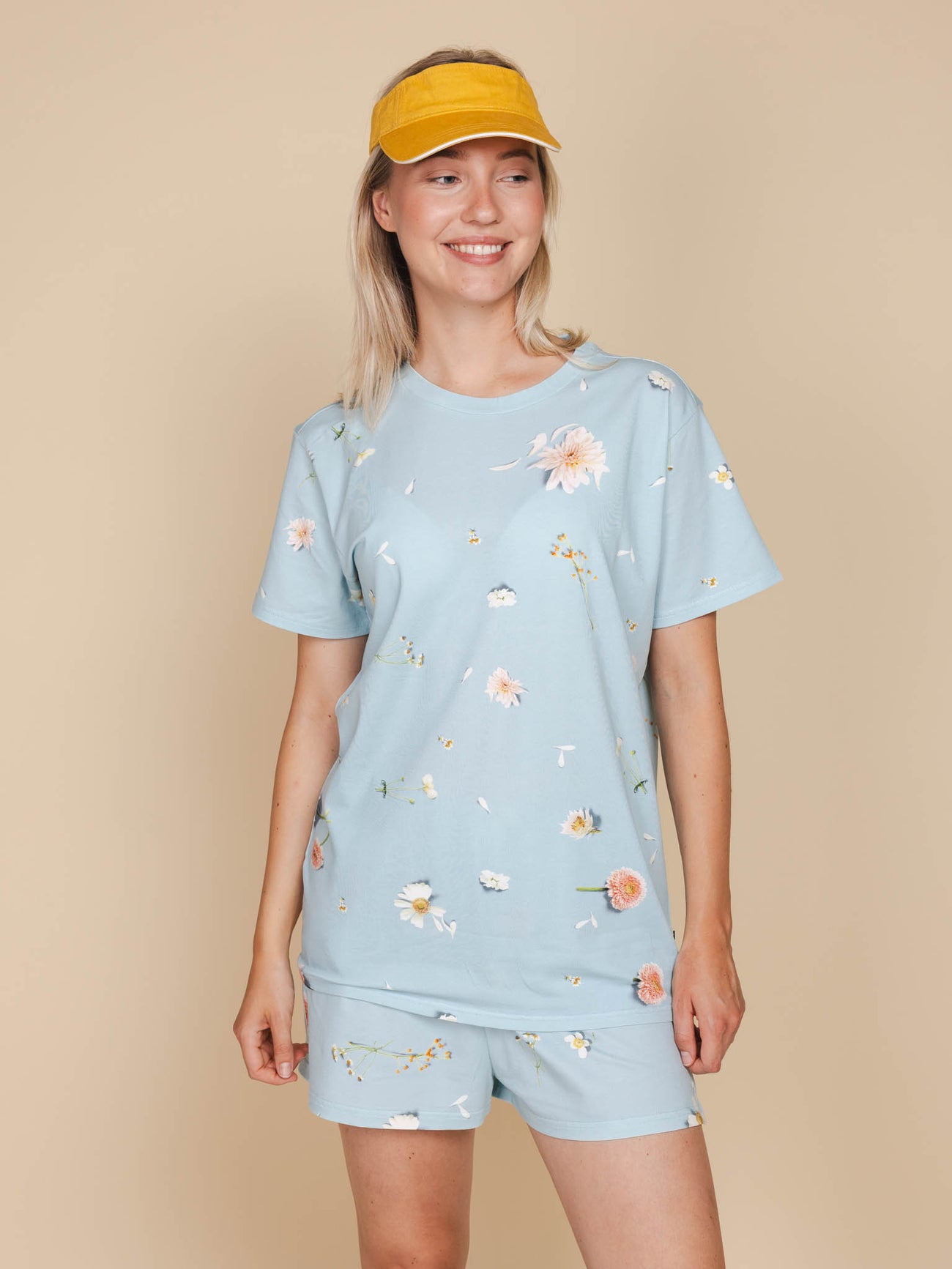 SNURK Hopeless Romantic T-shirt Unisex in lichtblauw met bloemen, ideaal voor dames en heren.