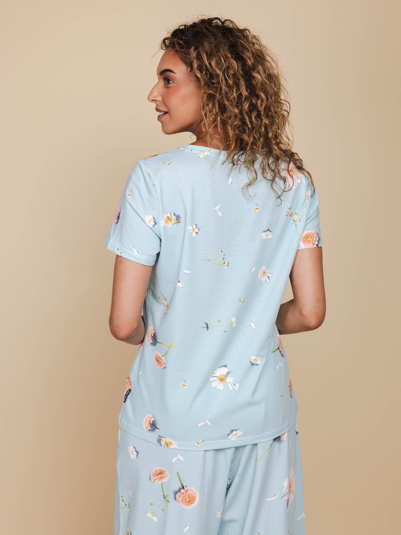 SNURK Hopeless Romantic V-Neck T-shirt Dames, achterzijde in bloemetjesprint op een lichte achtergrond.