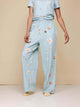 SNURK Hopeless Romantic Wijde Broek Dames met bloemenprint en wijde pijpen in zacht biologisch katoen.