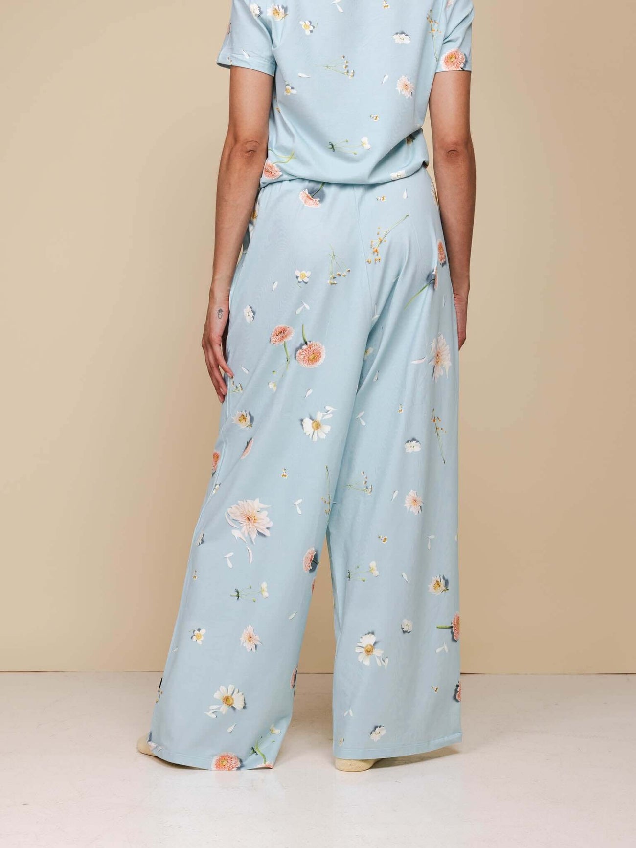 SNURK Hopeless Romantic Wijde Broek Dames, comfortabele broek met bloemenprint en wijde pijpen.