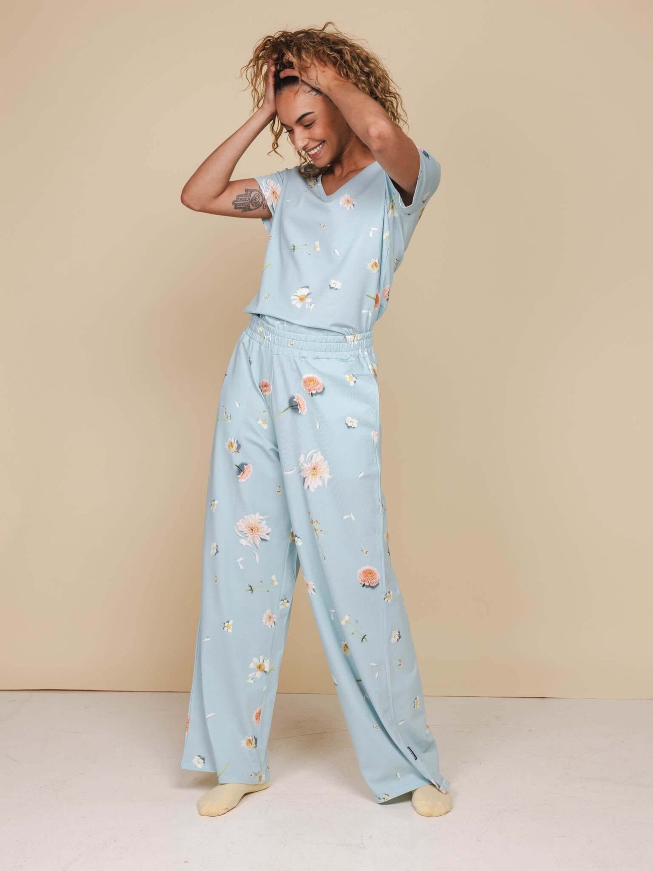 Vrouw in SNURK Hopeless Romantic Wijde Broek Dames met bloemenprint, ontspannen en stylish in zachte jersey stof.