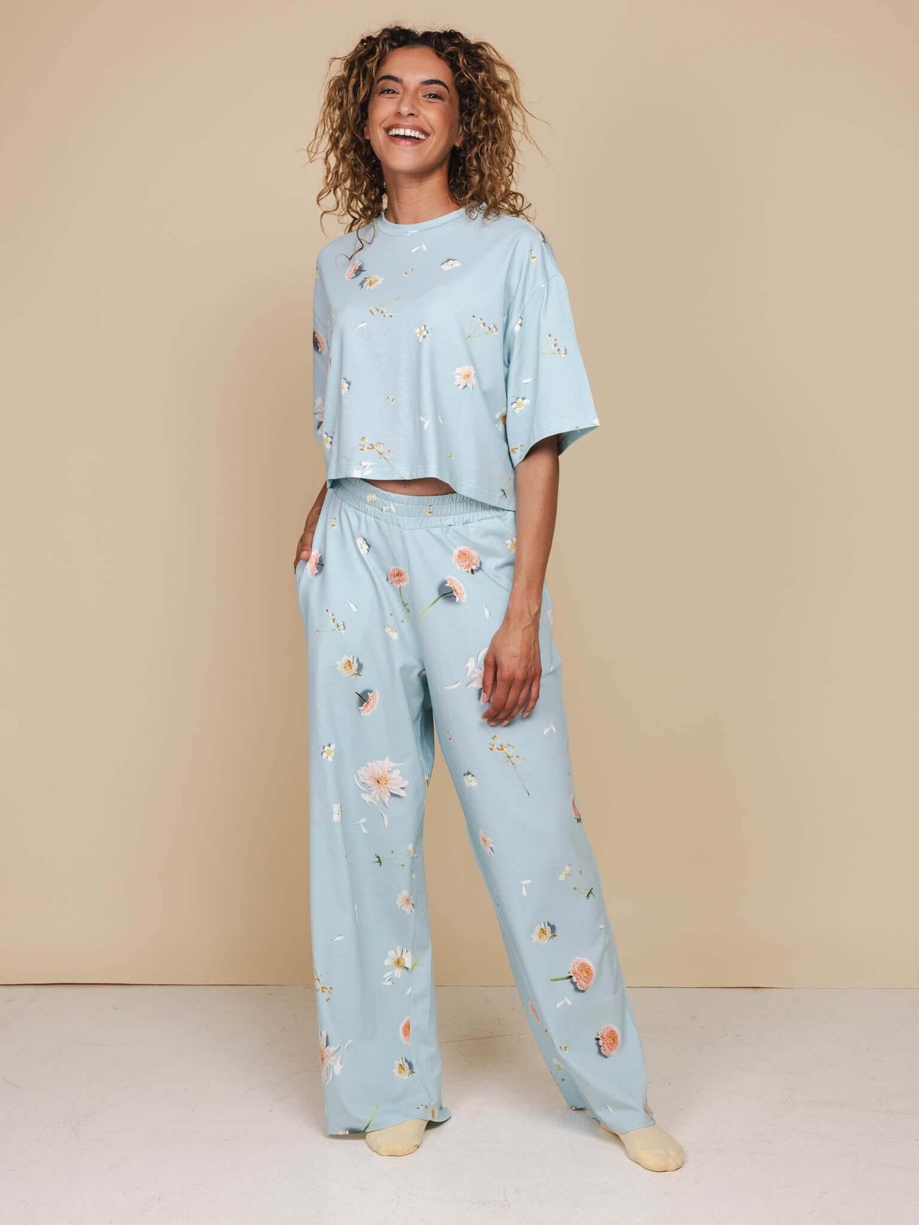SNURK Hopeless Romantic Wijde Broek Dames met bloemenprint en wijde pijpen in zachte jersey katoen.