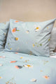 SNURK Hopeless Romantic dekbedovertrek met bloemenprint op een lichtblauwe ondergrond