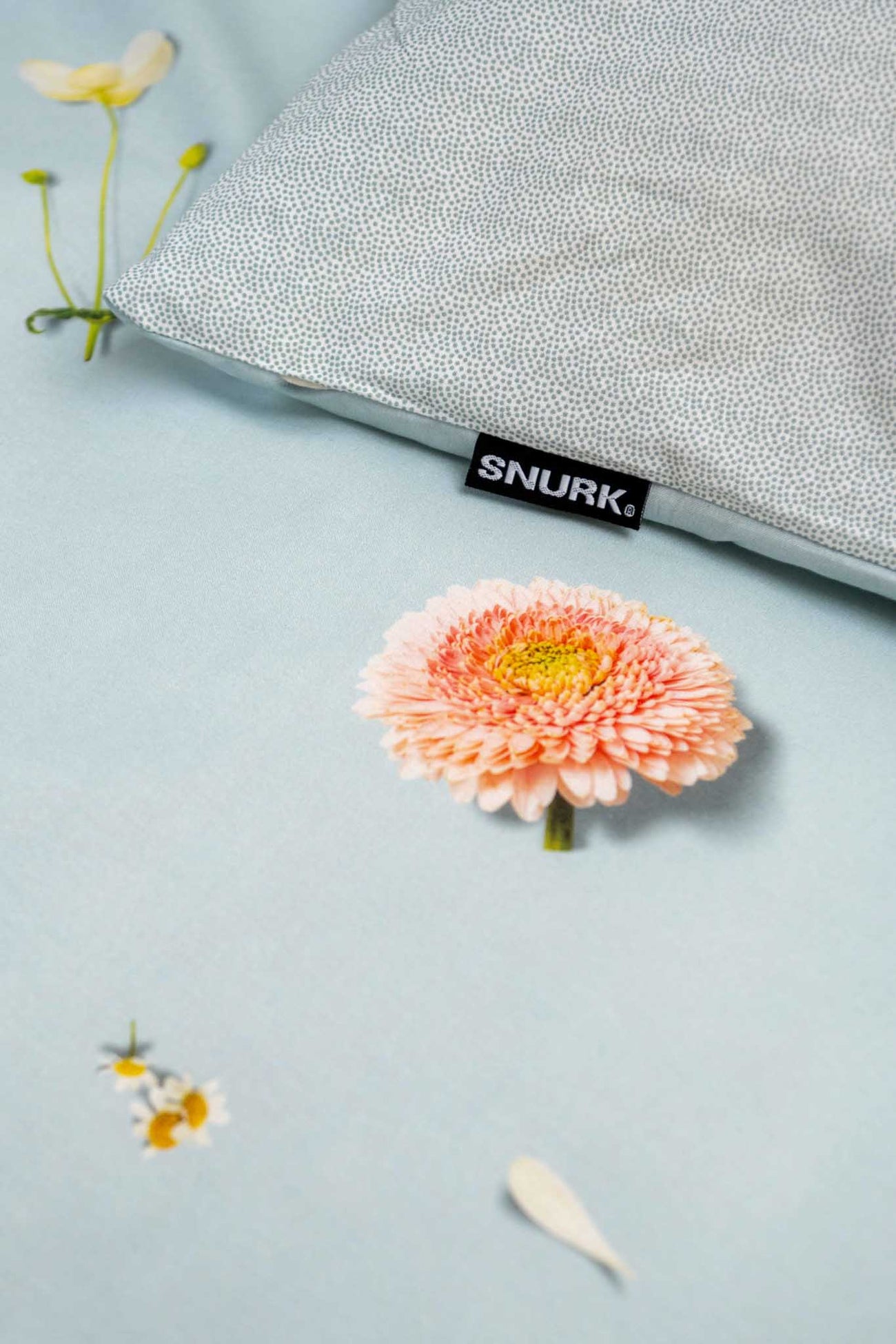 SNURK Hopeless Romantic dekbedovertrek met bloemen en blauwe achtergrond, zacht en biologisch katoen.