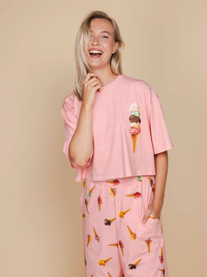 SNURK Ice Cream Cone Cropped T-Shirt Dames in roze met ijsje, perfect voor ontspannen outfits.