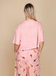 Achterzijde van het SNURK Ice Cream Cone Cropped T-Shirt Dames in roze met ijsjesmotief.