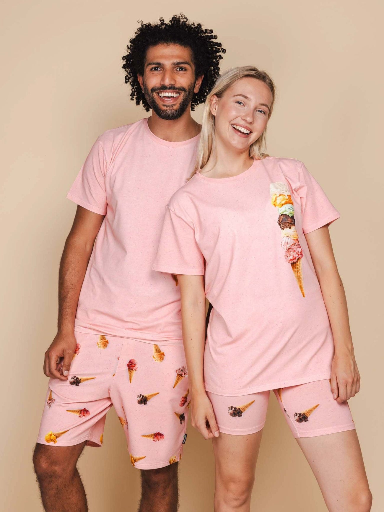 Modelen in SNURK Ice Cream Cones Bikershorts Women en bijpassende t-shirts met ijsjesprint.