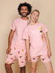 Modelen in SNURK Ice Cream Cones Bikershorts Women en bijpassende t-shirts met ijsjesprint.