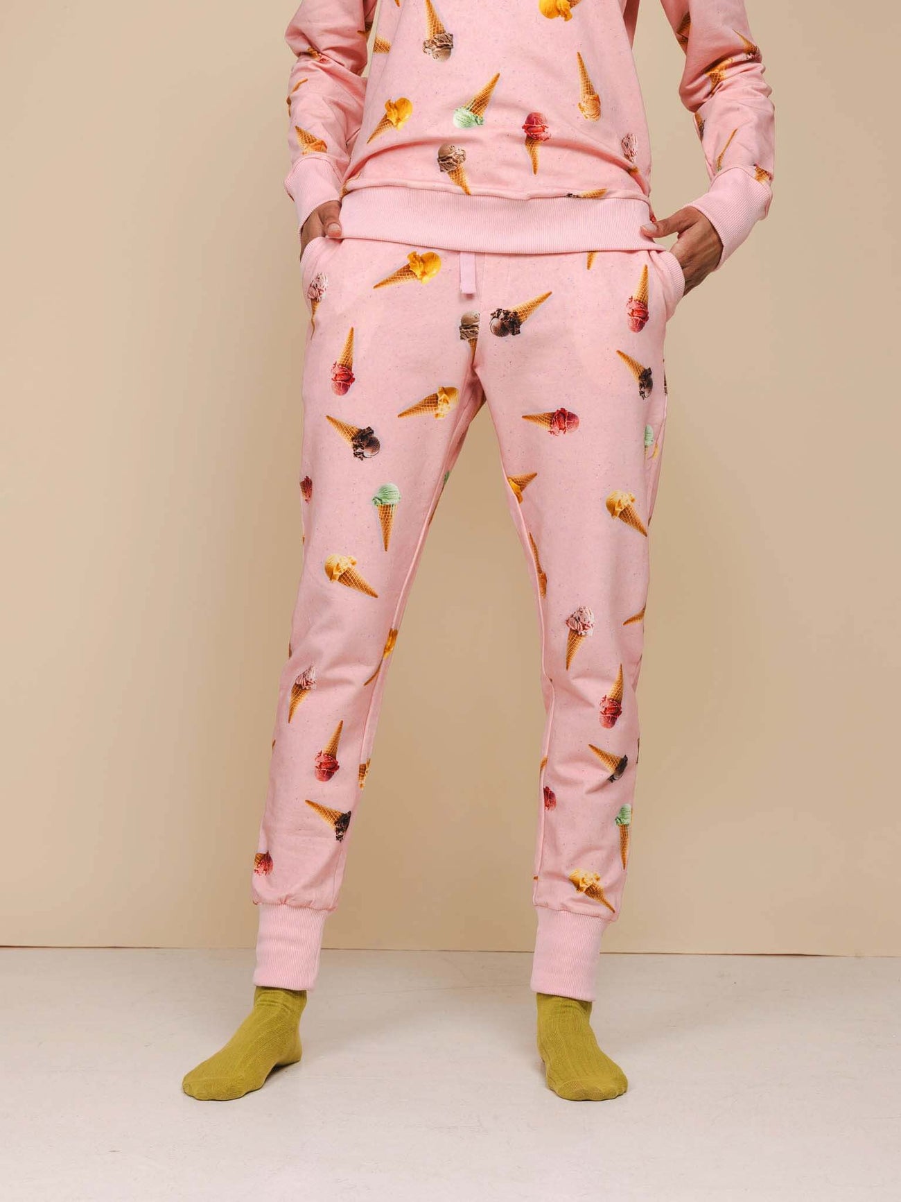SNURK Ice Cream Cones Broek Unisex, roze joggingbroek met Italiaanse ijsjes, perfect voor comfort en stijl.